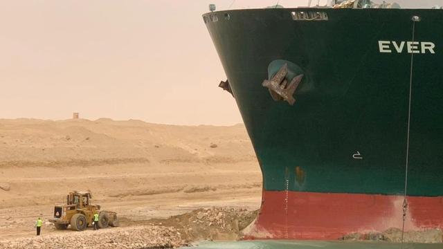 Les diverses manoeuvres entreprises n'ont pour l'heure pas permis de dégager le navire qui bloque le canal de Suez. [Reuters - Suez Canal Authority]