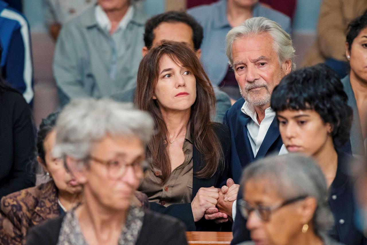 Charlotte Gainsbourg et Pierre Arditi dans "Les choses humaines". [2021 CURIOSA FILMS – FILMS SOUS INFLUENCE - GAUMONT – FRANCE 2 CINÉMA - Jérôme Prébois]