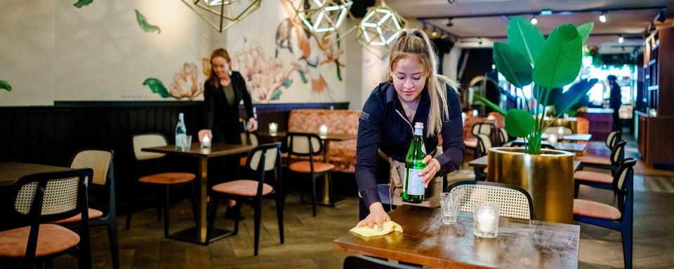 Les restaurateurs prêts à rouvrir leurs salles le 31 mai. [Keystone/EPA - Marco de Swart]