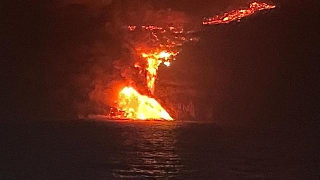 La lave du volcan Cumbre Vieja aux Canaries a atteint l'océan. [Keystone - Spanish Institute of Oceanography]