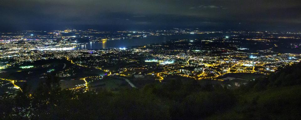 Photographie de nuit de Genève et ses environs (le Grand Genève), le 25 septembre 2019. [Keystone - Magali Girardin]