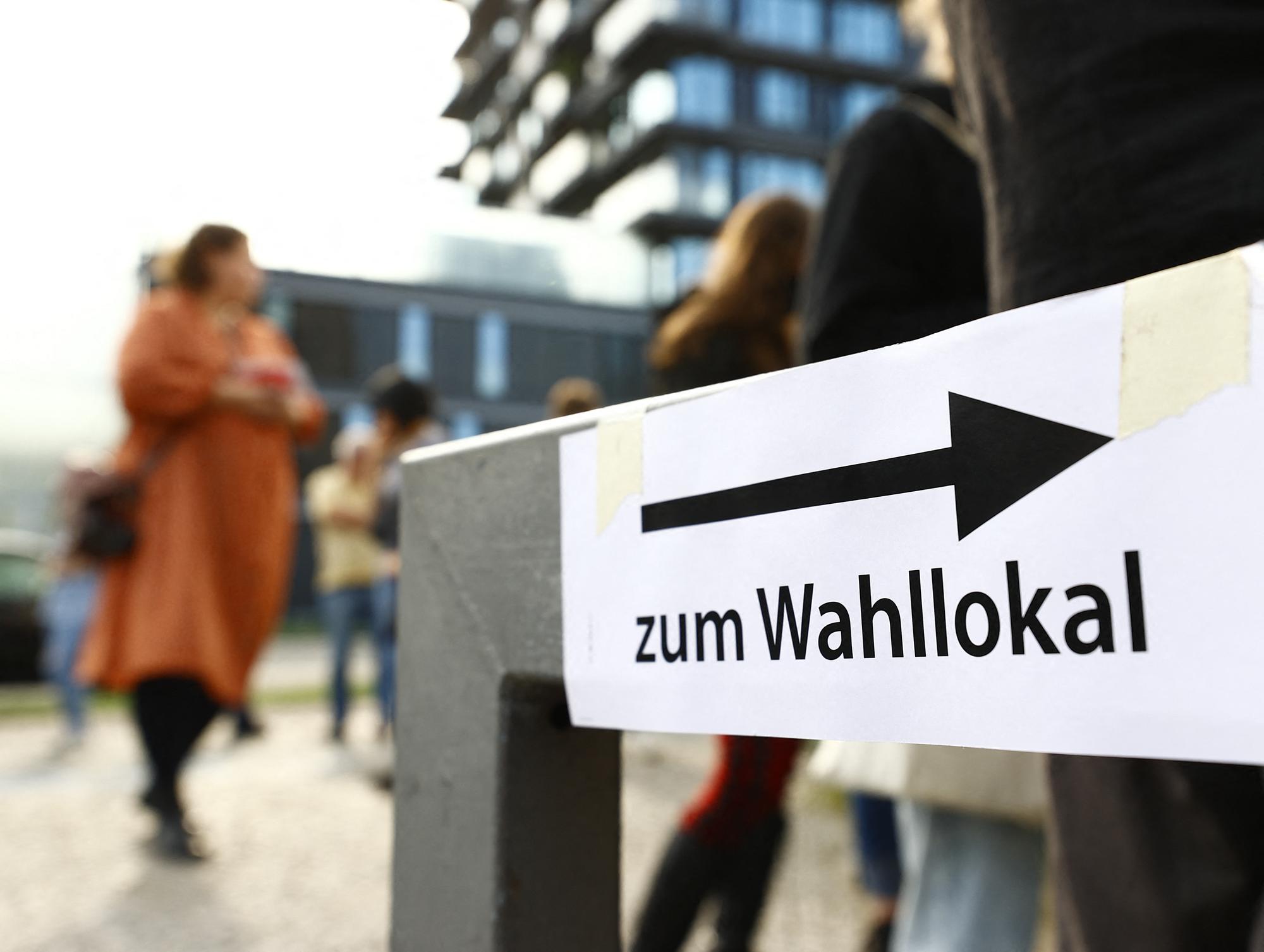 Des électeurs et électrices arrivent au local de vote, dimanche après-midi à Berlin. [AFP - ABDULHAMID HOSBAS]