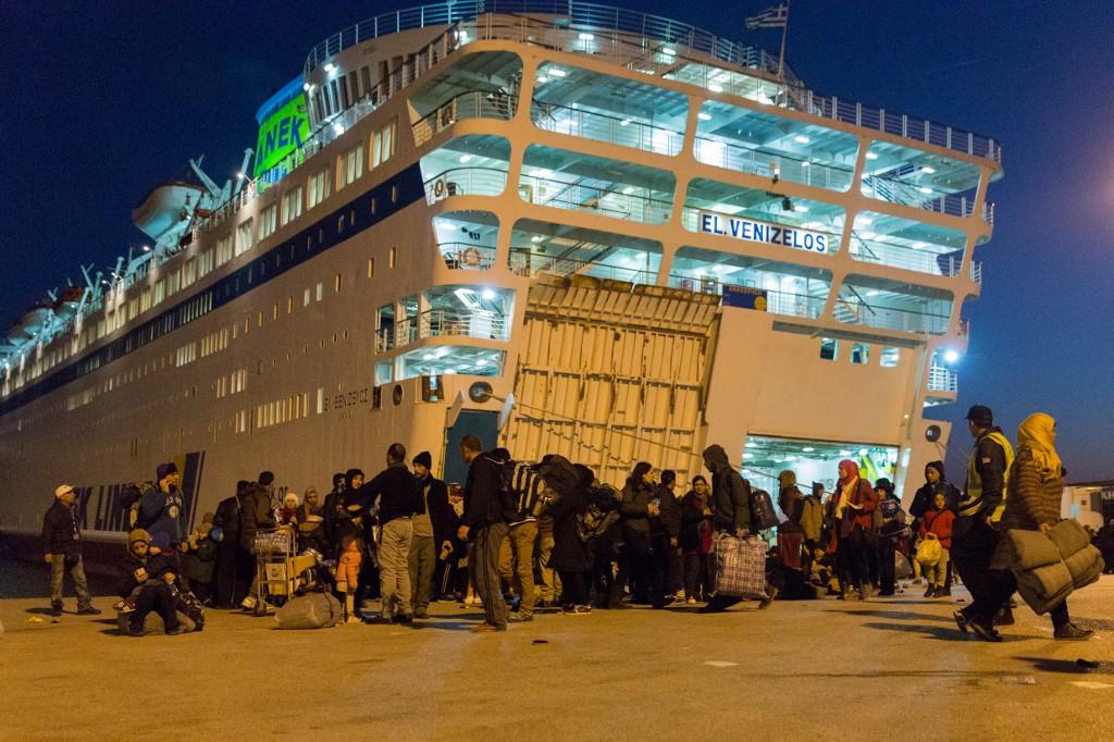 Un paquebot à bord duquel migrants et demandeurs d'asile gagnent Athènes depuis les îles grecques, notamment Leros. [AFP - Michaud Gael]