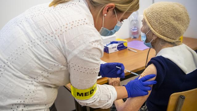 Vaccination au centre neuchâtelois de Vernier. [Keystone - Jean-Christophe Bott]