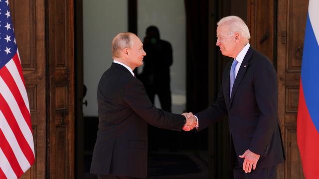 La poignée de main entre Vladimir Poutine et Joe Biden. [Keystone - Kevin Lamarque]