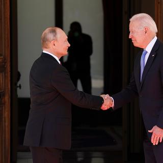La poignée de main entre Vladimir Poutine et Joe Biden. [Keystone - Kevin Lamarque]