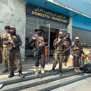 Des talibans devant l'aéroport de Kaboul le 31 août 2021. [AP Photo/Keystone - Kathy Gannon]