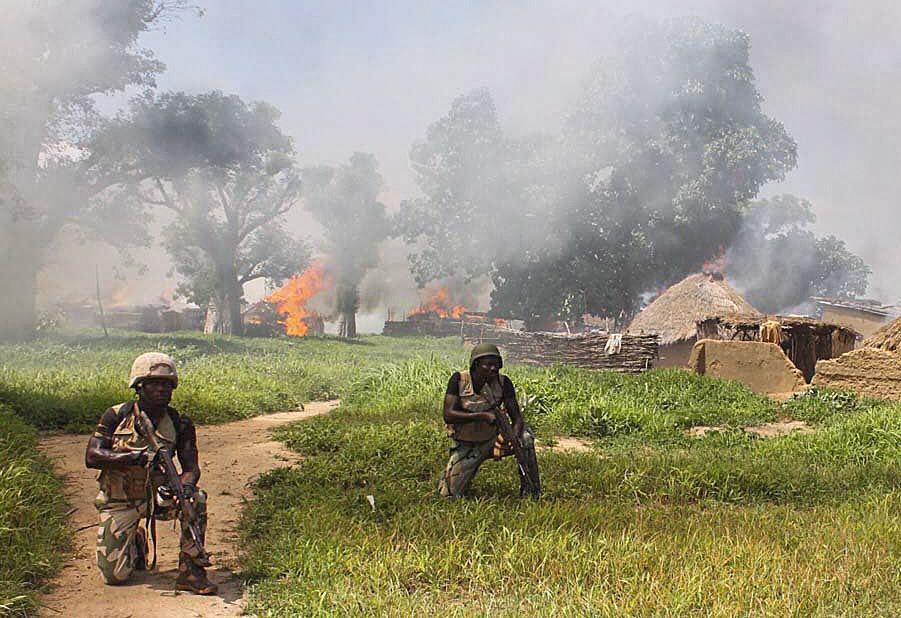 Des soldats de l'armée nigériane vident un camp de Boko Haram. [Keystone - EPA/STR]