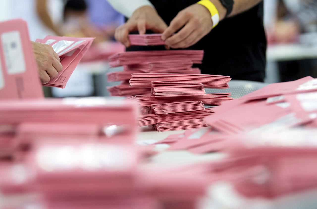 Des bulletins en train d'être comptés dans un bureau de vote de Munich. [AP/Keystone - Sven Hoppe]