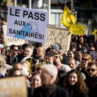 Des personnes manifestent lors d'un rassemblement "Non au pass sanitaire et a la restriction de nos libertes" le samedi 16 octobre 2021 a Lausanne. [KEYSTONE - Jean-Christophe Bott]