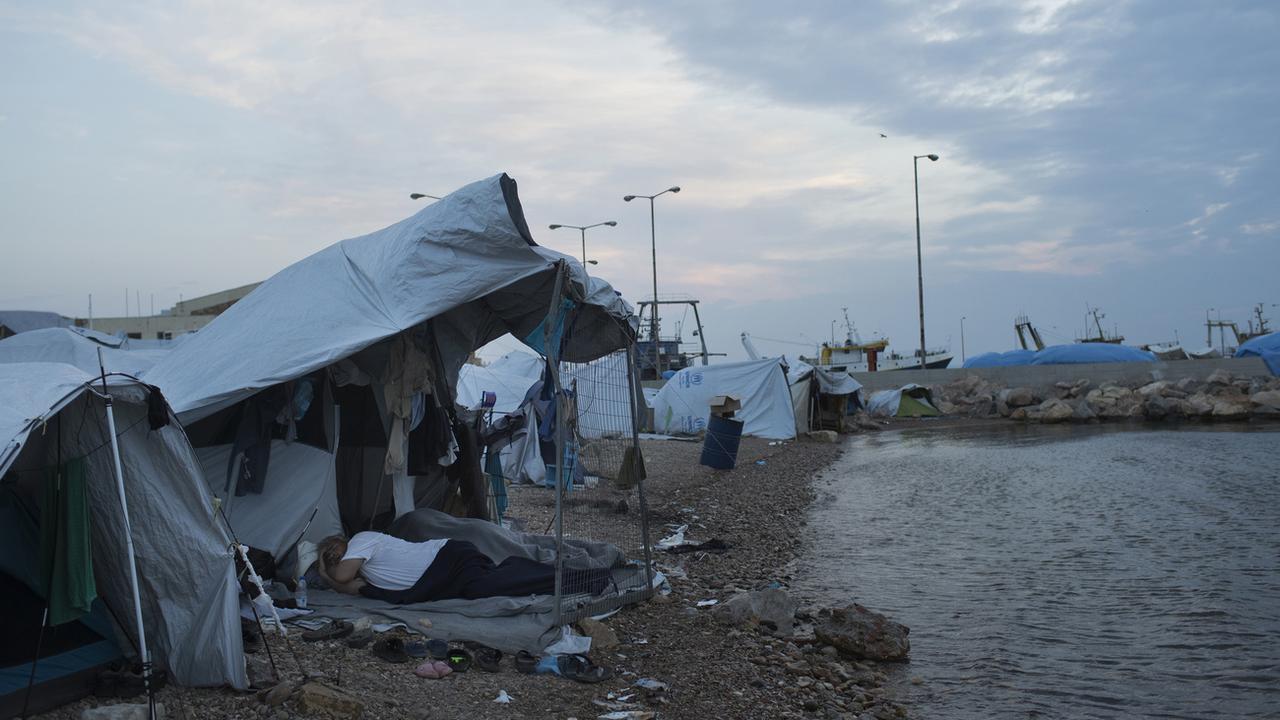 Des tentes de réfugiés et de migrants sur l'île de Chios en 2017. [AP Photo/Keystone - Petros Giannakouris]