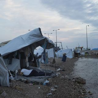 Des tentes de réfugiés et de migrants sur l'île de Chios en 2017. [AP Photo/Keystone - Petros Giannakouris]