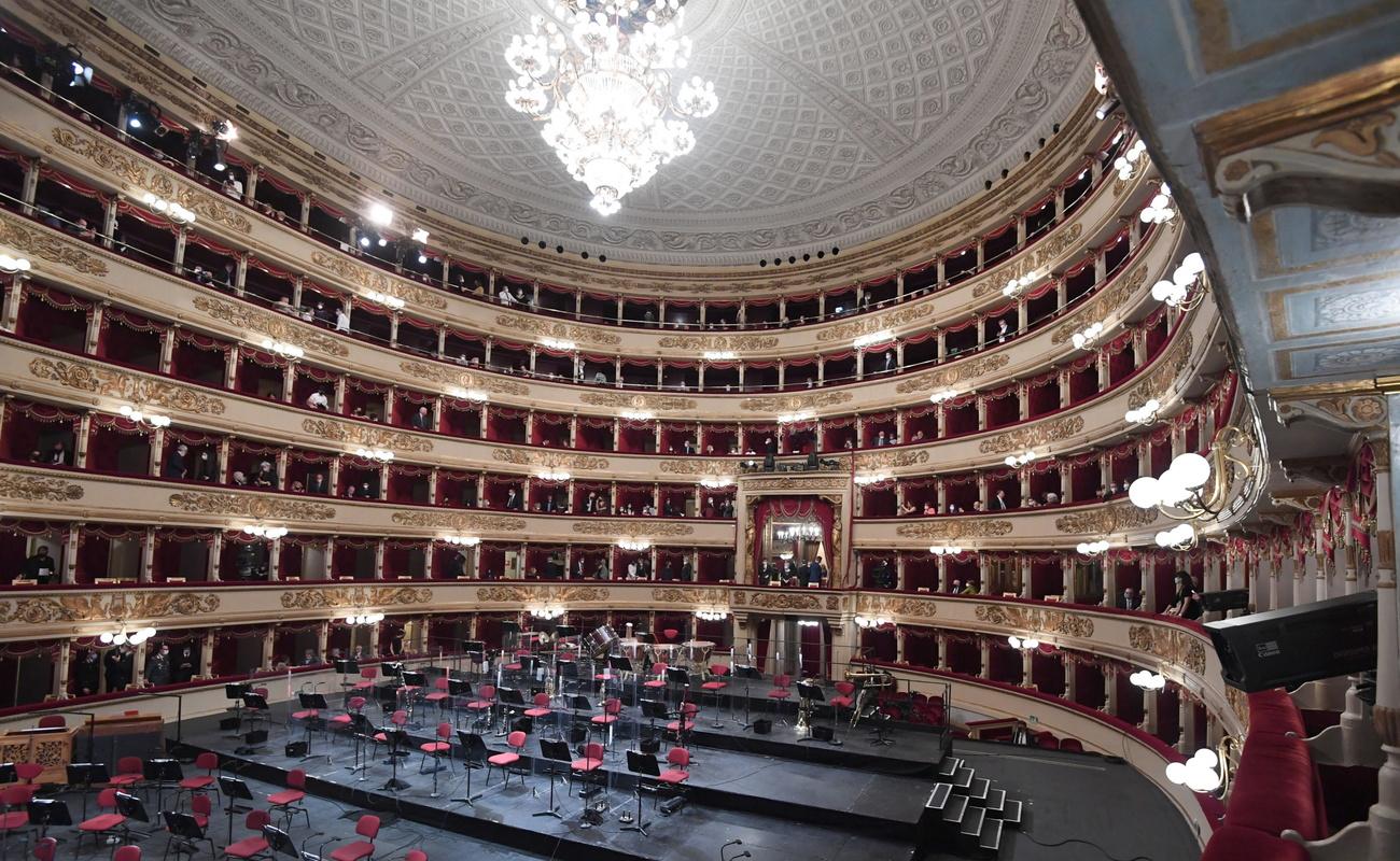 Cinq cents personnes ont assisté à la réouverture de La Scala, à Milan. [Keystone - Daniel Dal Zennaro]