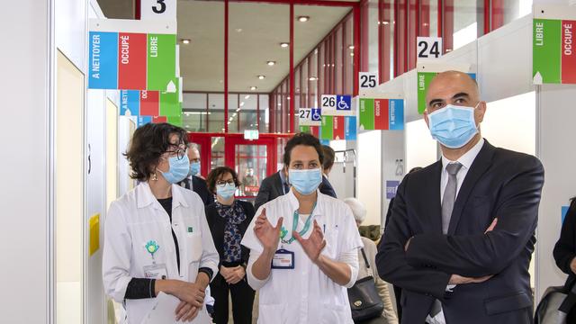 Alain Berset en visite au centre de vaccination Covid aux HUG. [Keystone - Martial Trezzini]