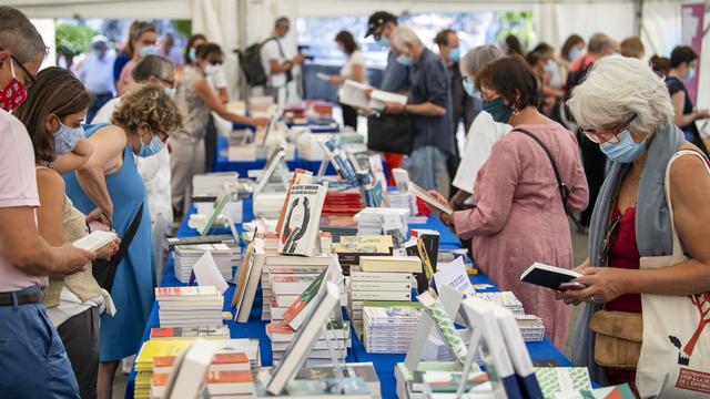 Des visiteurs portant des masques lors de la onzième édition du Livre sur les quais. Morges, le 5 septembre 2020. [Keystone - Jean-Christophe Bott]