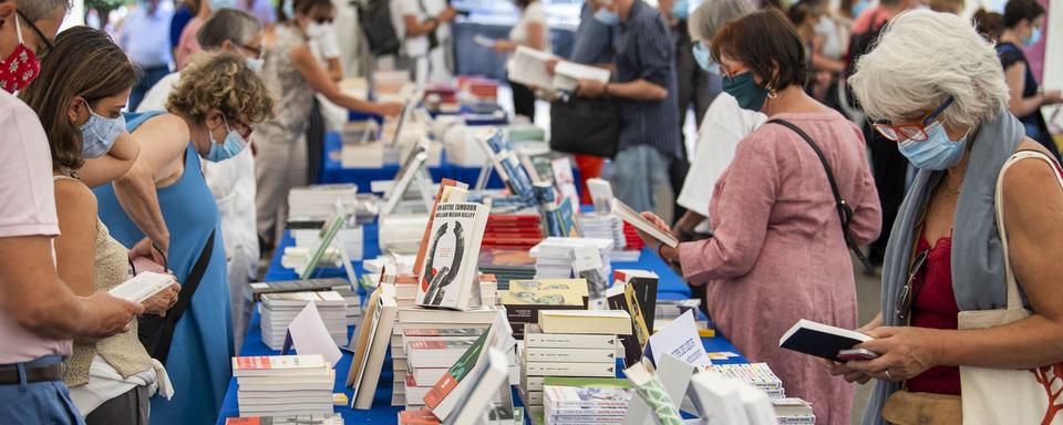 Des visiteurs portant des masques lors de la onzième édition du Livre sur les quais. Morges, le 5 septembre 2020. [Keystone - Jean-Christophe Bott]