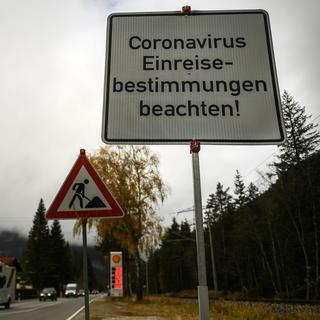 Un panneau routier sur lequel est écrit "Coronavirus Einreisebestimmungenbeachten!" [EPA/ Keystone - Philipp Guelland]