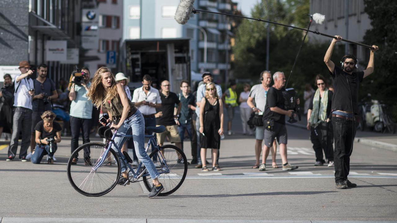 L'actrice Noémie Schmidt sur le tournage du film "Le merveilleux voyage de Wolkenbruch" le 26 août 2017 à Zurich. [Keystone - Ennio Leanza]