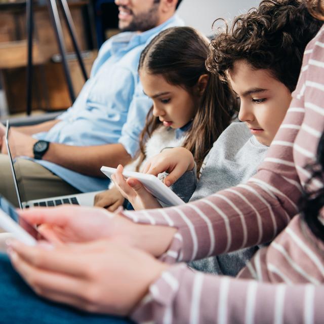 Consommer plusieurs médias en même temps affecte la santé mentale des enfants. [depositphotos - AllaSerebrina]