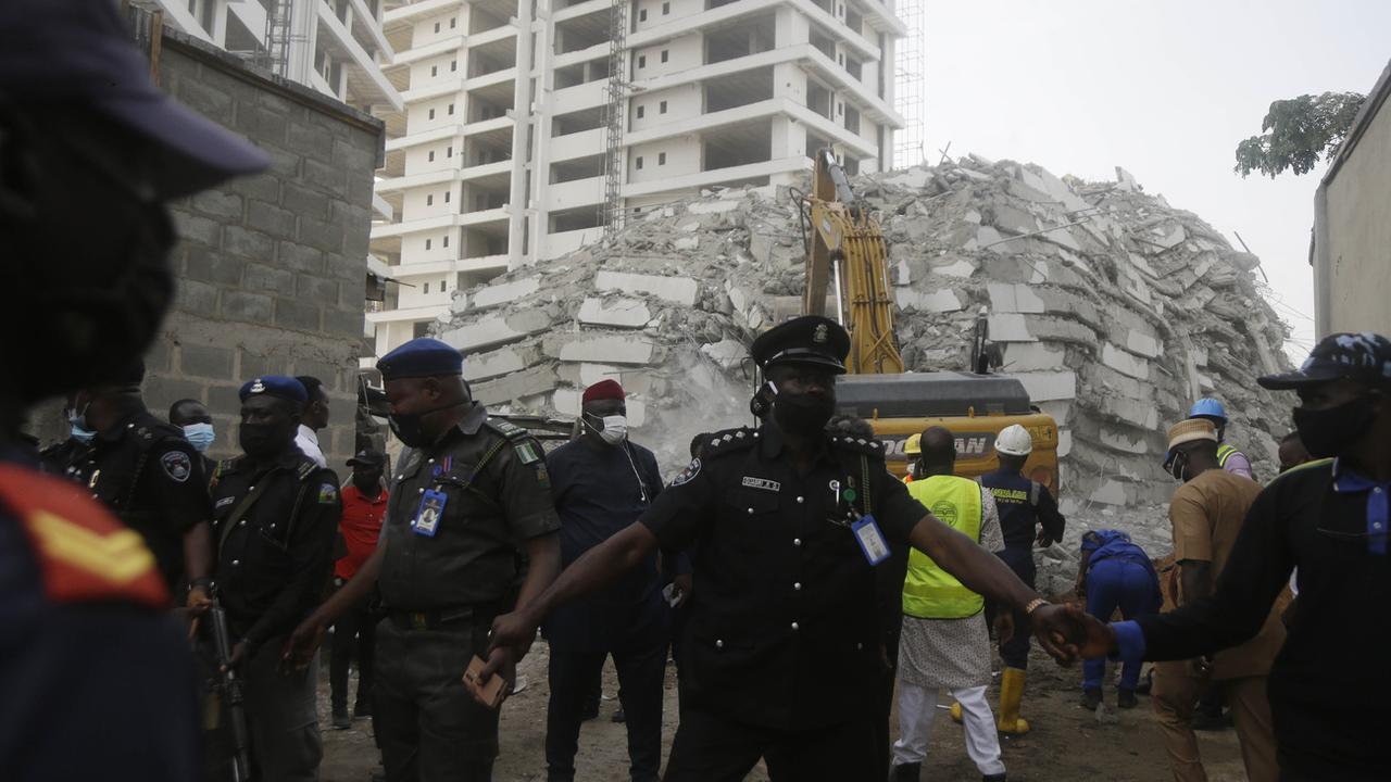 Un gratte-ciel en construction s'est effondré lundi à Lagos. [Keystone - Sunday Alamba]