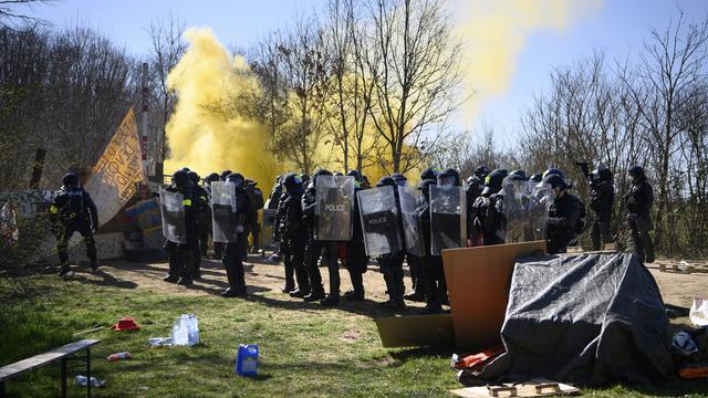 La police évacue la ZAD du Mormont. [Keystone - Jean-Christophe Bott]