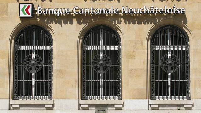 Le logo de la Banque cantonale neuchâteloise, photographié ici à l'agence de La Chaux-de-Fonds. [Keystone - Thomas Delley]