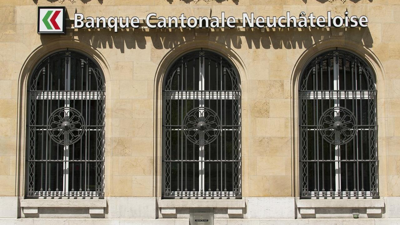Le logo de la Banque cantonale neuchâteloise, photographié ici à l'agence de La Chaux-de-Fonds. [Keystone - Thomas Delley]