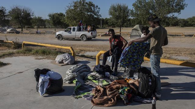 Un groupe de migrants haïtiens attendent leur transfert vers le Mexique, le 24 septembre 2021. [Keystone - Felix Marquez]