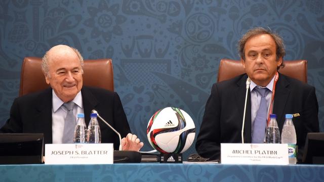 Joseph Blatter et Michel Platini photographiés en 2015 en Russie. [Keystone/EPA - Marcus Brandt]