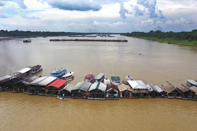 Des centaines de barges avaient envahi le fleuve. [AP/Keystone - Edmar Barros]