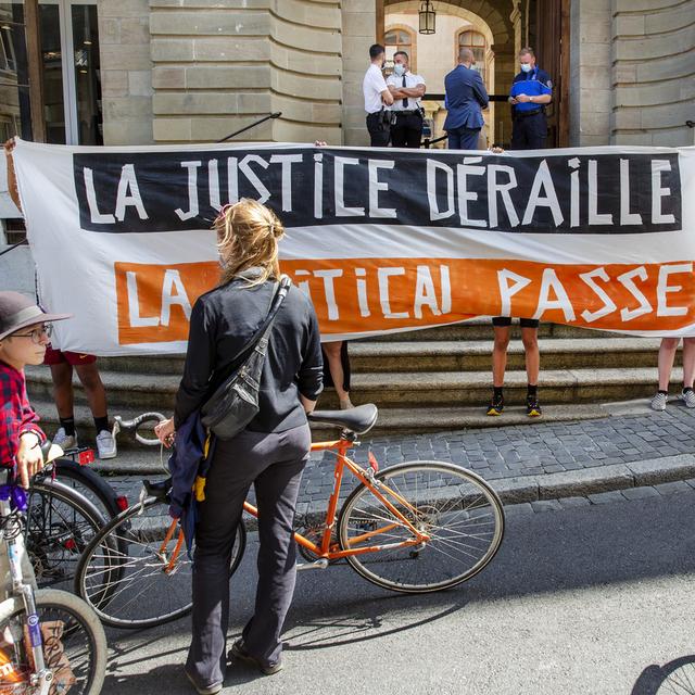 Des manifestantes et manifestants favorables à la Critical Mass devant le Tribunal de police de Genève. [Keystone - Magali Girardin]