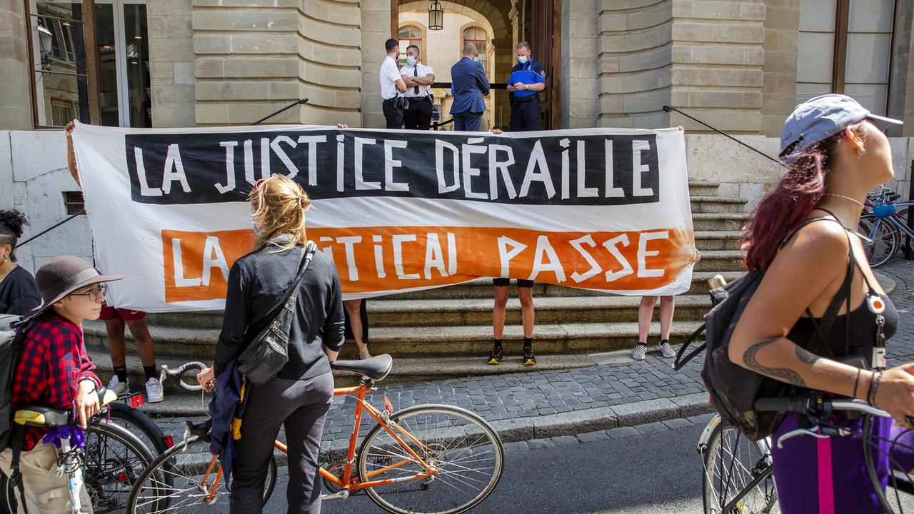 Des manifestantes et manifestants favorables à la Critical Mass devant le Tribunal de police de Genève. [Keystone - Magali Girardin]