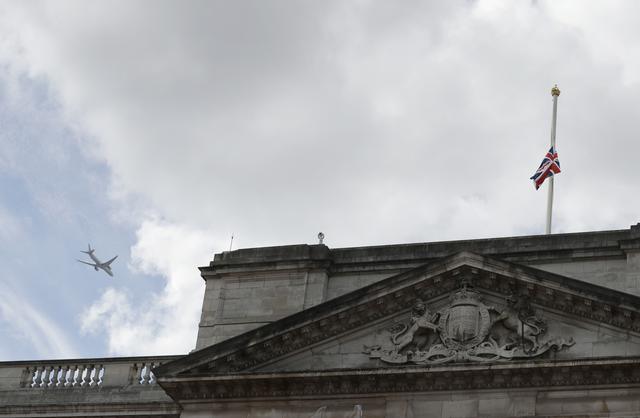 Vendredi, les drapeaux britanniques ont été mis en berne au palais de Buckingham. [KEYSTONE - MATT DUNHAM]