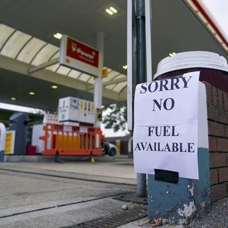 La pénurie d'essence au Royaume-Uni est due au manque de chauffeurs routiers. [Keystone/AP - Steve Parsoni]