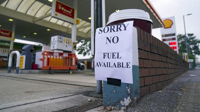 La pénurie d'essence au Royaume-Uni est due au manque de chauffeurs routiers. [Keystone/AP - Steve Parsoni]