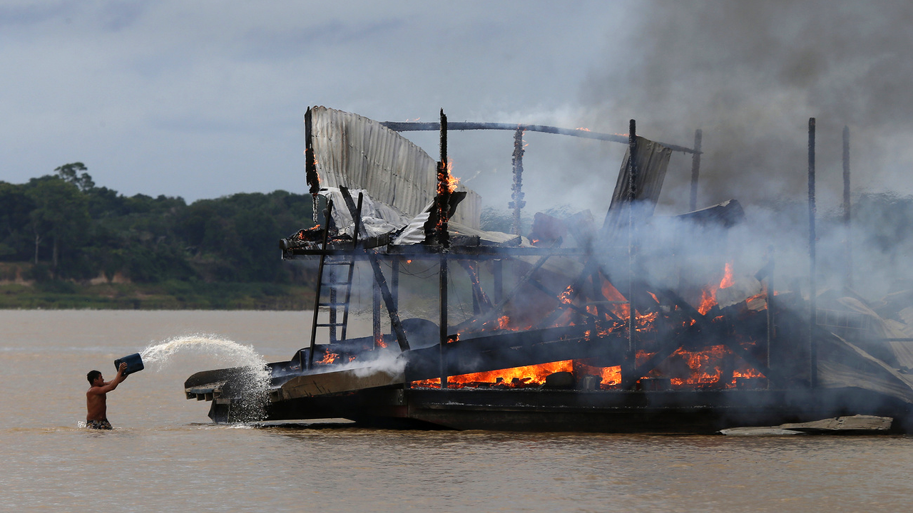 Barge incendiée lors de l'opération contre les oprpailleurs sur le fleuve Madeira, 28.11.2021. [AP/Keystone - Edmar Barros]