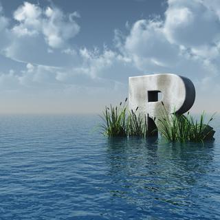 La lettre R surplombe le lac. [Depositphotos - drizzd]