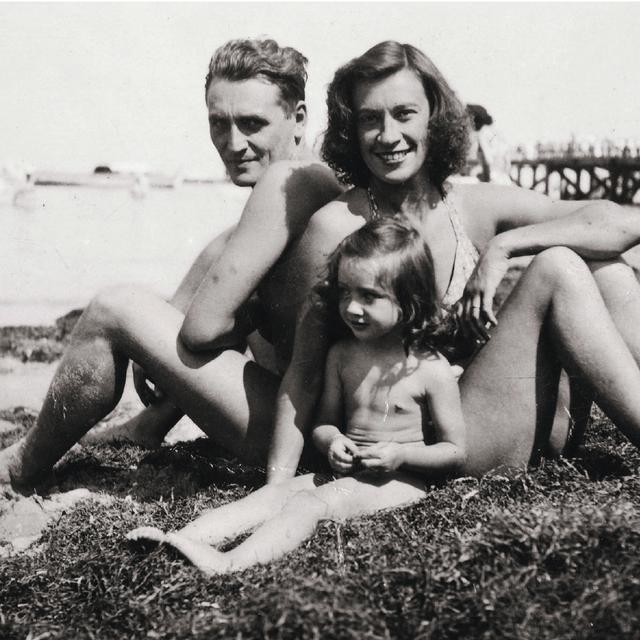 Chantal Thomas avec ses parents. [DR - Collection Particulière]