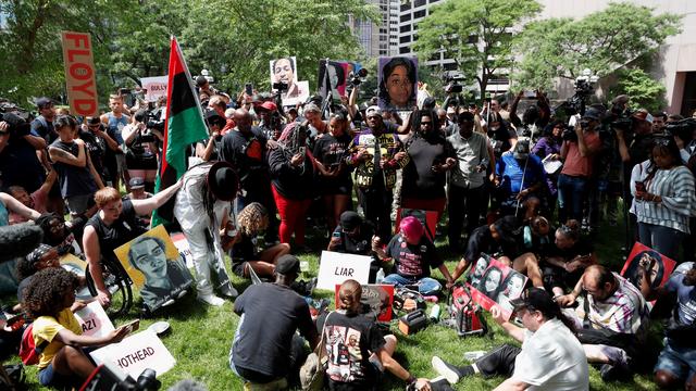 Des manifestants attendaient l'annonce de la sentence prononcée contre le policier blanc accusé d'avoir tué l'Afro-Américain George Floyd à Minneapolis. [Eric Miller]