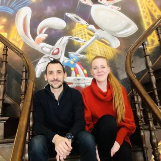 Marie Robert et Arnaud Gorse dans Le Café Suisse de Bex. [RTS - Karine Vasarino]