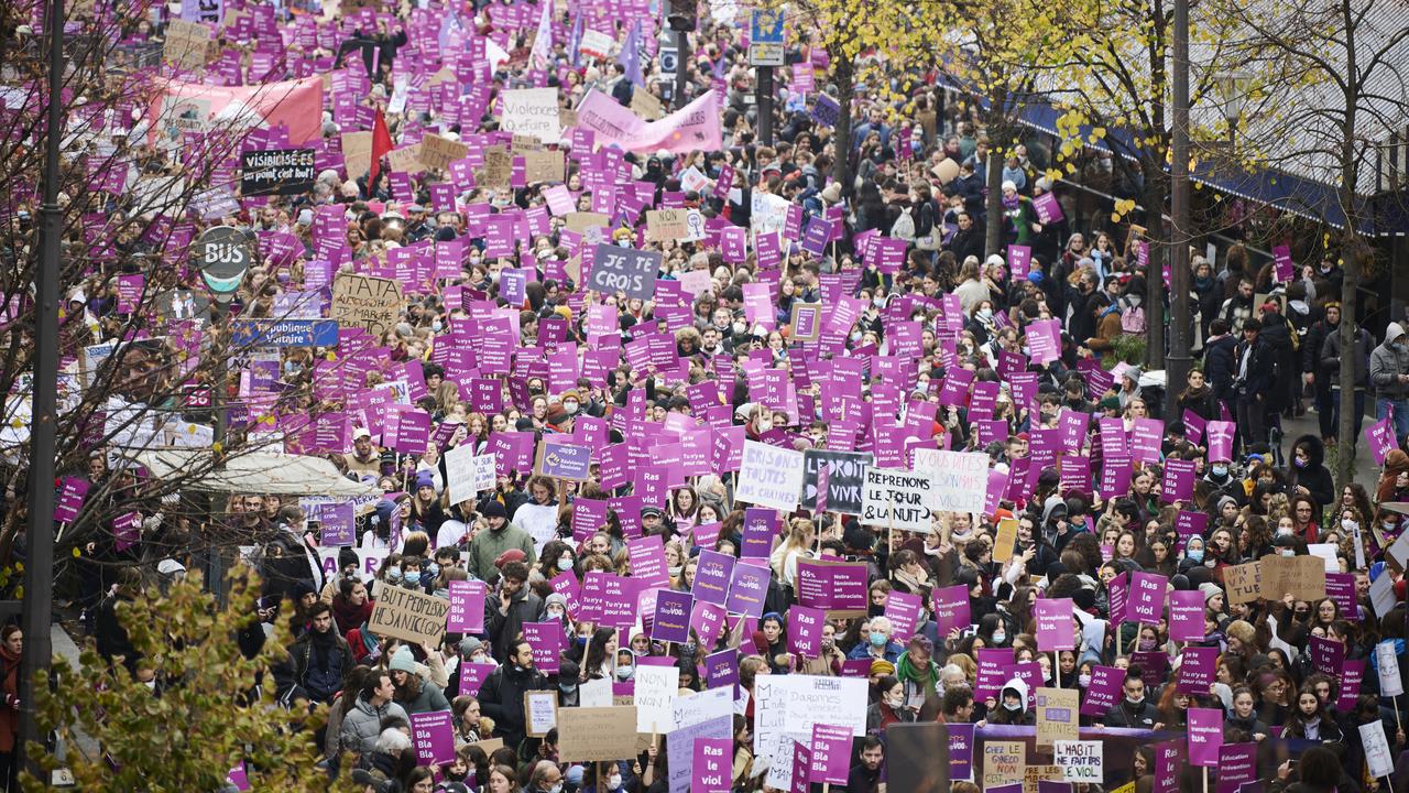 Plusieurs dizaines de milliers de personnes se sont rassemblés Place de la Republique à Paris pour dire "stop" aux violences sexistes et sexuelles, lors d'une manifestation le 20 novembre 2021. [AFP - Alexis Mercier / Hans Lucas]