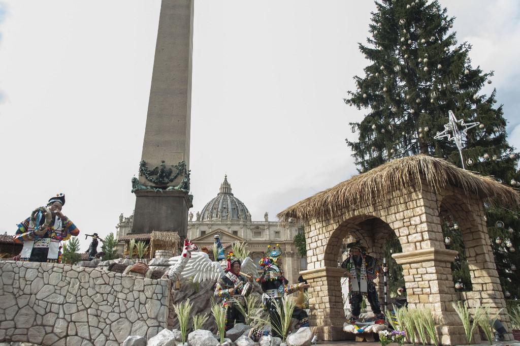 La crèche du Vatican provient de la région de Huancavelica, au Pérou, et l'arbre de Noël, 28 mètres de haut, âgé de 113 ans, est un cadeau de la ville d'Andalo, dans la région du Trentino Alto Adige-Tyrol du Sud, au nord-est de l'Italie. [Hans Lucas via AFP - Massimiliano Migliorato/CPP]