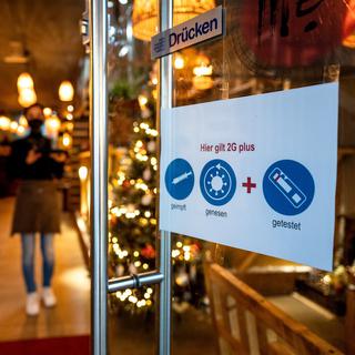 Basse-Saxe, Oldenbourg: un panneau sur la porte d'un restaurant indique la règle 2G-Plus, le 1er décembre 2021. [KEYSTONE/DPA - Sina Schuldt]