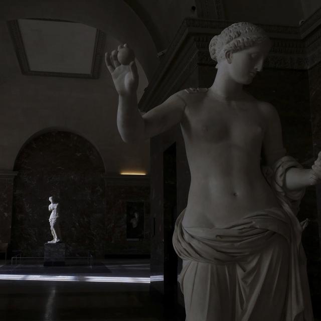 La sculpture de la Vénus de Milo, à l'arrière-plan, est éclairée par un rayon de lumière au musée du Louvre, à Paris, le jeudi 11 février 2021. [AP Photo/ Keystone - Thibault Camus]