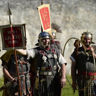 Une légion romaine lors d'une reconstitution historique de la période romaine, le 17 mai 2014 dans l'amphithéâtre de Martigny (VS). [Keystone - Maxime Schmid]