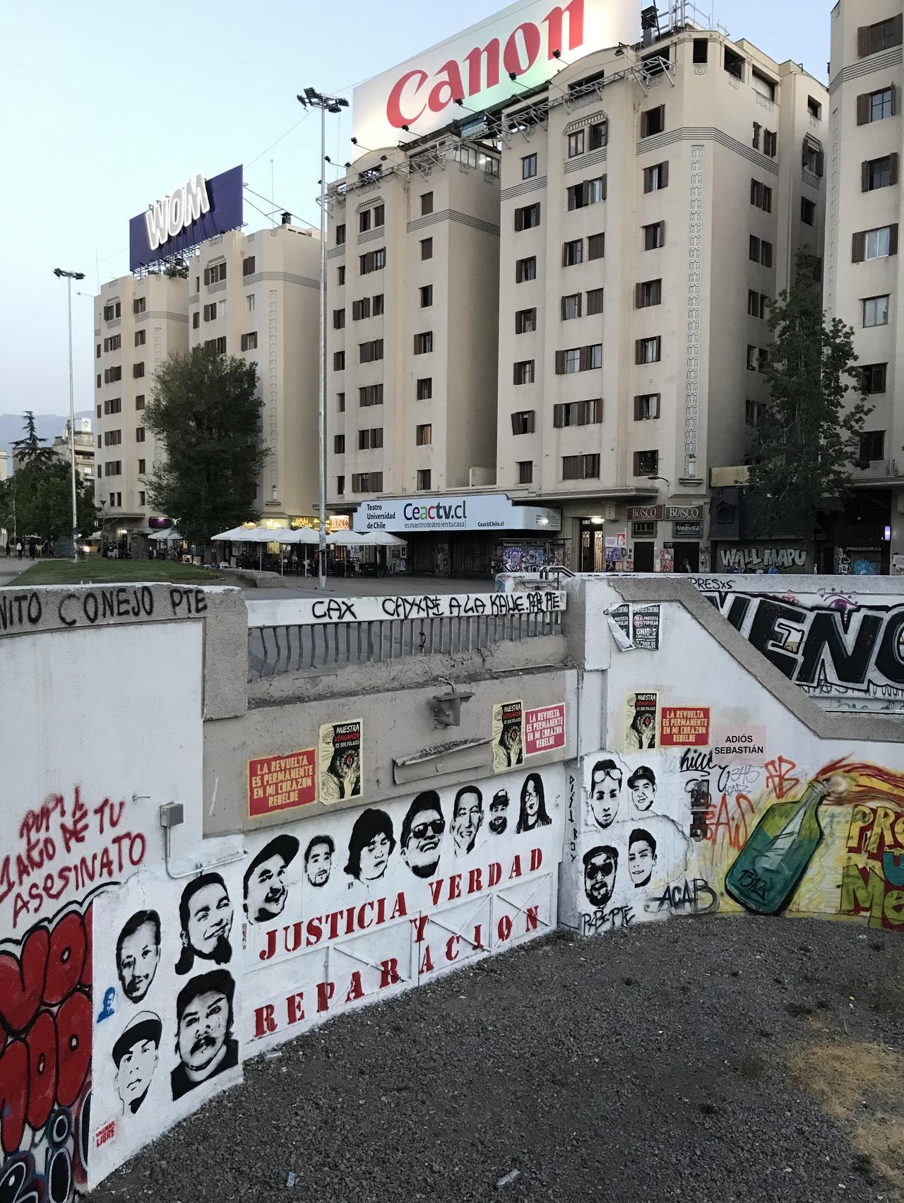 Des portraits dans la capitale chilienne Santiago rendent hommage aux personnes tuées par la police lors des manifestations. [RTS - Cédric Guigon]