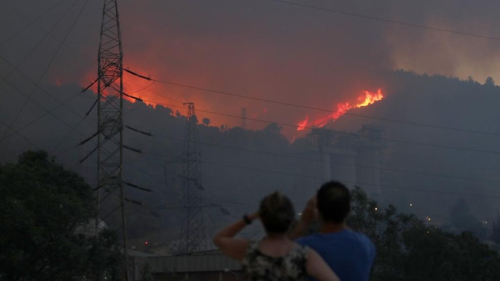 Les flammes s'approchent de la centrale thermique de Kemerkoy, qui a dû être évacuée. [Anadolu Agency via AFP - Ali Riza Akkir]