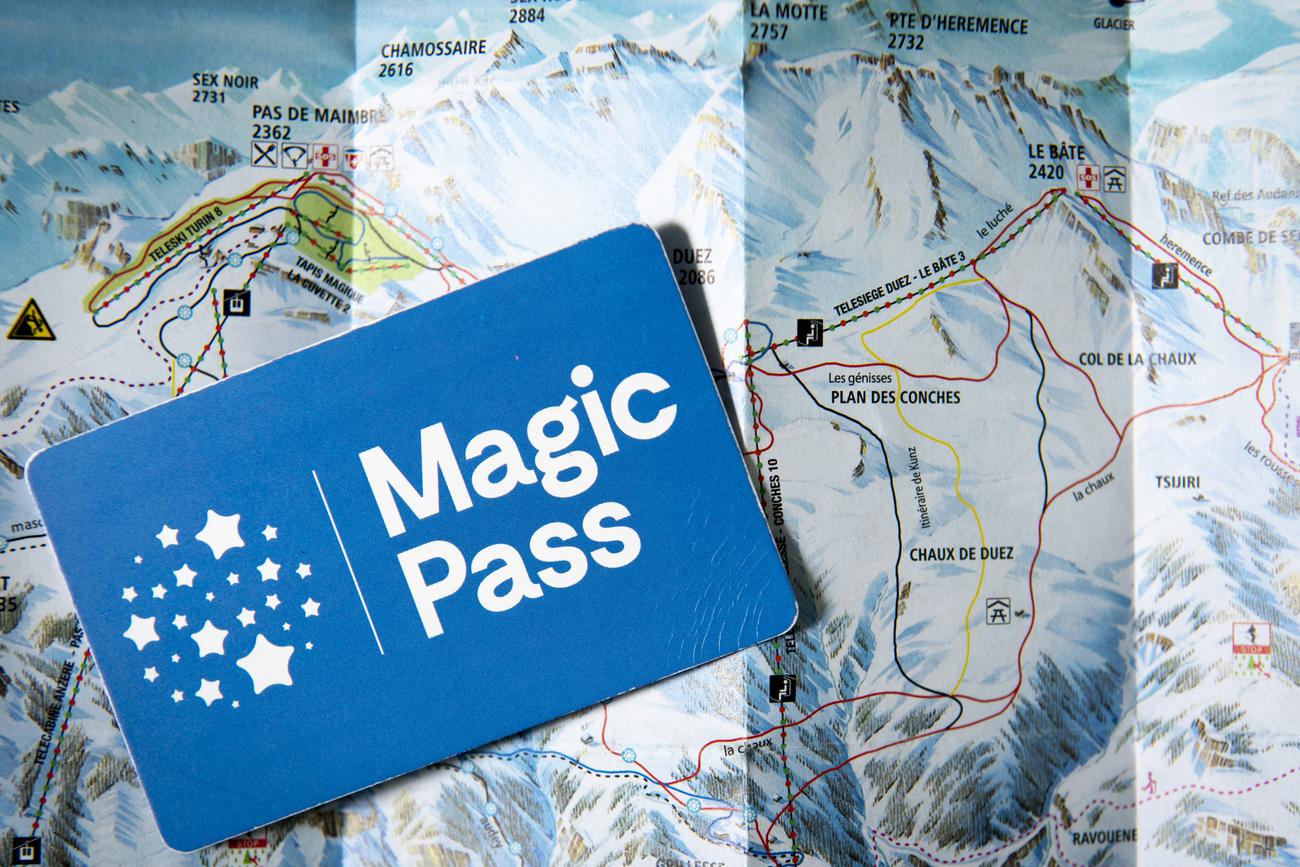 Un abonnement de ski Magic Pass sur un plan des pistes de la station d'Anzère. [Keystone - Laurent Gillieron]