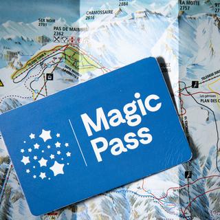 Un abonnement de ski Magic Pass sur un plan des pistes de la station d'Anzère. [Keystone - Laurent Gillieron]