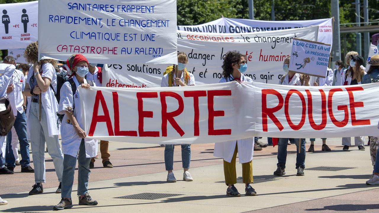 Environ 200 médecins ont manifesté samedi devant l'Organisation mondiale de la santé (OMS) à Genève en exigeant que les autorités sanitaires fassent du changement climatique. [Keystone - Martial Trezzini]